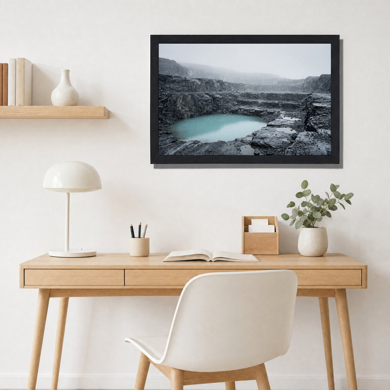 Tableau sur toile représentant un lac turquoise au milieu d'un terrain rocheux sombre, 24"H x 36"W