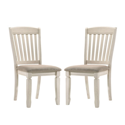 De 2 chaises de salle à manger avec tissu brun clair, finition crème et dossier à lattes, siège d'une hauteur de 18 pouces, profondeur de 20 pouces, rembourrage en lattes de mousse D16
