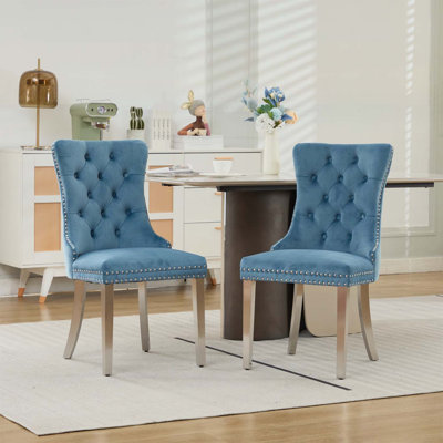 Chaise de salle à manger moderne en velours de bois touffeté haut de gamme avec pieds chromés et garniture cloutée, bleu clair
