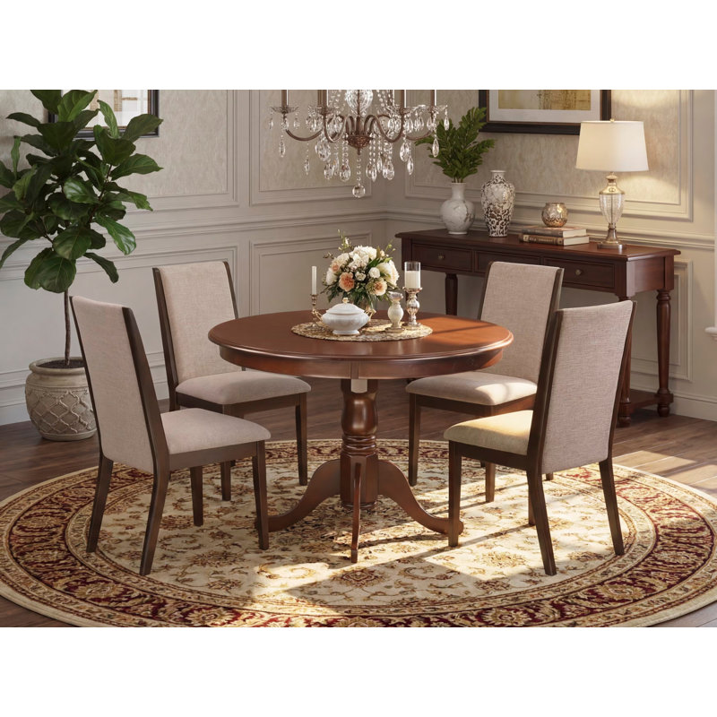 L'ensemble de salle à manger 5 pièces comprend une table de salle à manger ronde avec piédestal et 4 chaises Parson rembourrées en tissu brun clair en acajou