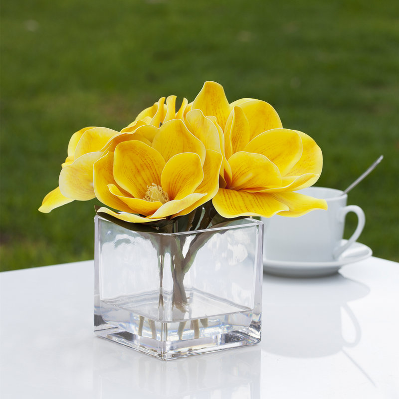 Magnolia dans un vase, Jaune