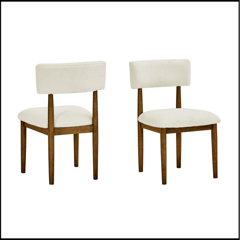 Ensemble de 2 chaises d'appoint Darla en chêne noyer avec tissu Sherpa beige, alliant confort et élégance pour les salles à manger modernes.
