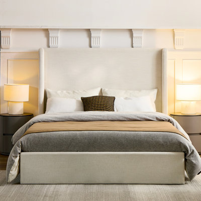 Structure de très grand lit avec tête de lit à oreilles de 52,3 po de hauteur, design simple et contemporain, revêtement en toile, rails latéraux en métal, installation rapide, tissu d'ameublement tapissier requis par un sommier, cadre, rembourrage en mousse,