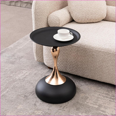 Table basse en métal minimaliste peu encombrante pour les petits espaces, facile à assembler et base sirène éthérée