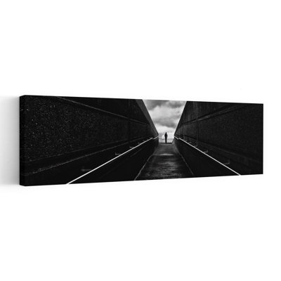 Lone figure, ciel sombre abstrait, architecture minimaliste dramatique, art mural urbain