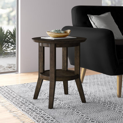 Table de bout ronde Arees avec pieds fuselés et une tablette