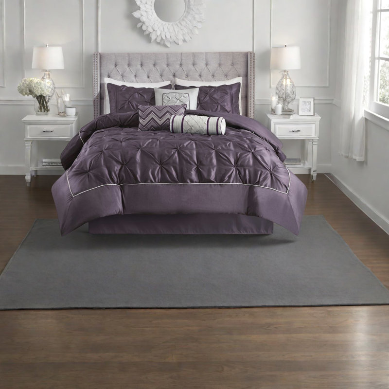 Ensemble de literie élégant en prune, édredon en polyester, style de chambre sophistiqué