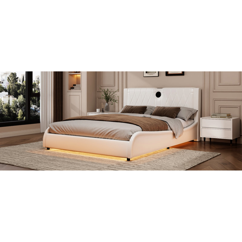Grand lit blanc avec éclairage décoratif à DEL, haut-parleurs, tête de lit épaisse en similicuir, plateforme sans sommier à ressorts, revêtement en cuir, blanc, requis