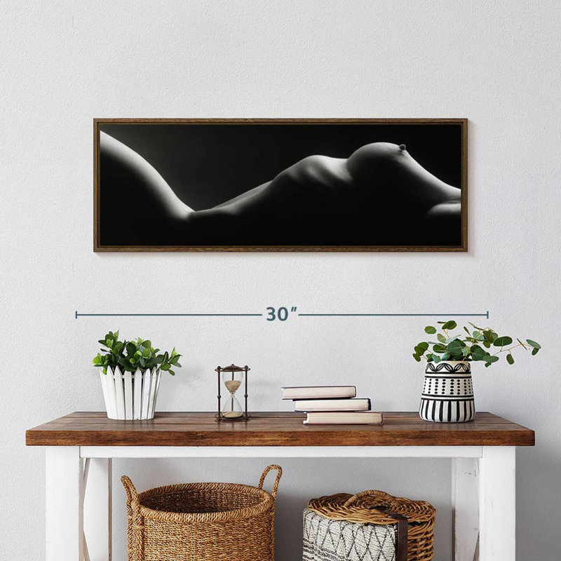 Sein et taille nus dans un paysage de corps, 28 po x 10 po, Cadre flottant noyer