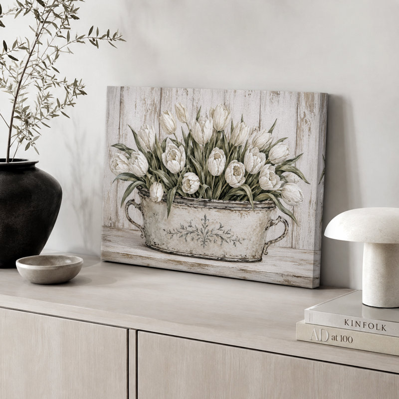 Œuvre de tulipes blanches en pot rustique en métal, photos de cuisine florale de campagne, impression sur toile encadrée