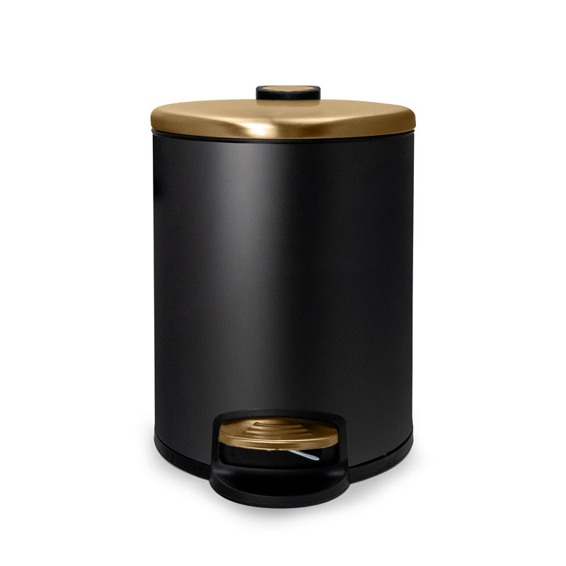 Poubelle à pédale ronde 1,3 gallon Acento avec couvercle à fermeture douce et à ouverture, seau amovible et pédale de qualité supérieure, noir mat et or