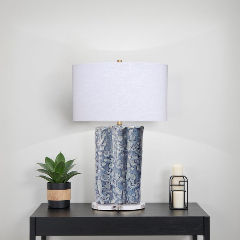 Lampe de table Flix, lin blanc, céramique festonnée bleue, H 28 po x l 19 po x P 10 po, À 3 voies, 150 W