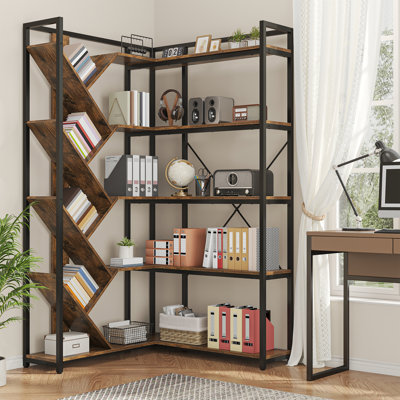 Bibliothèque de coin industrielle en forme de L, étagère de rangement ouverte à 5 niveaux avec bibliothèque diagonale unique, support autoportant en métal noir pour le salon, la chambre à coucher et le bureau à domicile