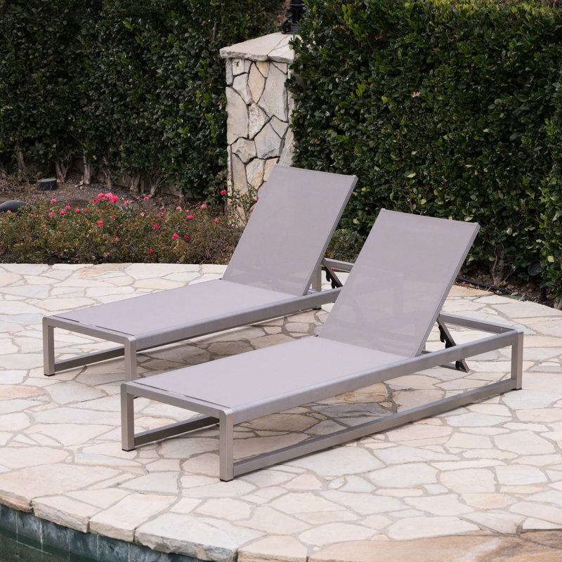 2 chaises longues réglables en maille grise, base stable en aluminium réglable en gris, fabriquées avec une structure et des sièges en filet, style classique pour une expérience de détente agréable en plein air