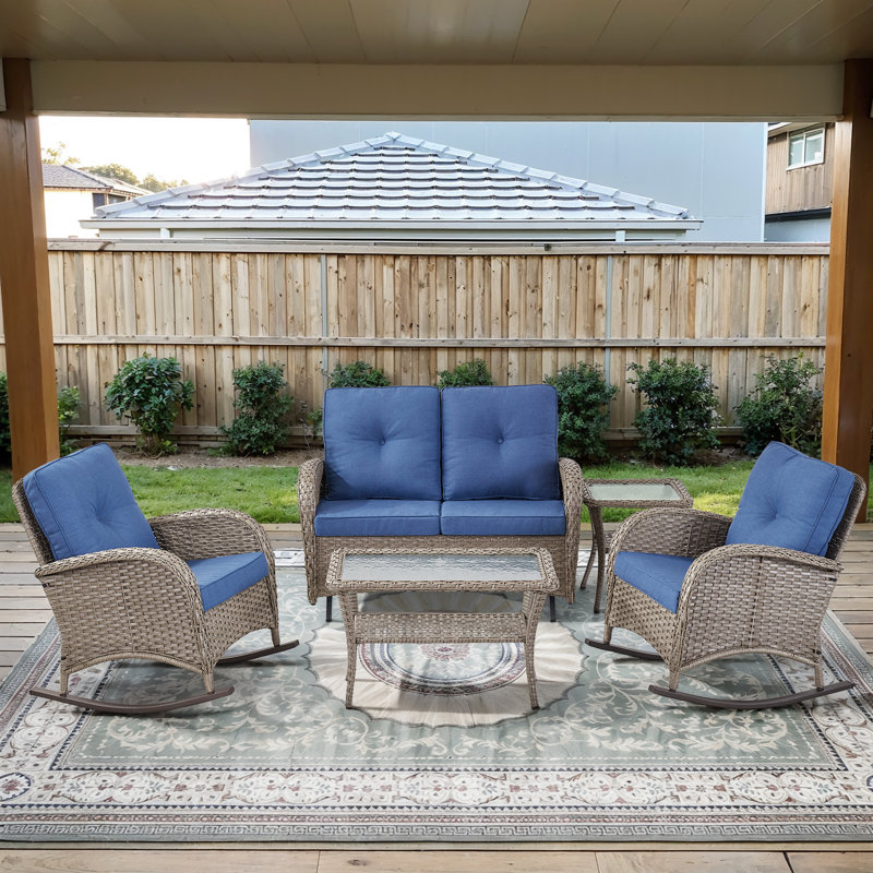 Cet ensemble de conversation d'extérieur fabriqué à la main 5 pièces confère à votre porche ou à votre patio un charme intemporel et une élégance naturelle. L'ensemble comprend une causeuse coulissante, 2 fauteuils à bascule classiques, une table d'appoint et une table basse, en osier de polyéthylène tissé à la main jumelé à une courbure