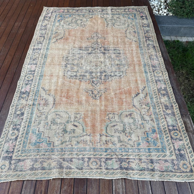 Grand tapis turc tissé à la main en brun pour le salon ou d'autres grands espaces avec un design rétro anatolien