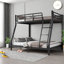 Lits peu encombrants, lit superposé simple au dessus d'un lit double en métal, maison industrielle moderne