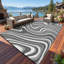 Tapis d'extérieur moderne en plastique pour pique-nique sur le balcon de la cour arrière-129685374-129913531