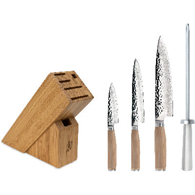 L'ensemble de 5 pièces Shun Premier Blond comprend un chef de 8 po, une planche à découper de 4 po, des couteaux utilitaires de 6,5 po, un bloc de couteaux en acier et en bambou Honing, un ensemble de couteaux japonais fabriqués à la main, des poignées en bois