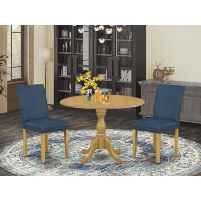 L'ensemble de table de salle à manger 3 pièces contient une table de salle à manger ronde avec Dropleaf et 2 chaises Parsons en similicuir bleu Oasis, chêne