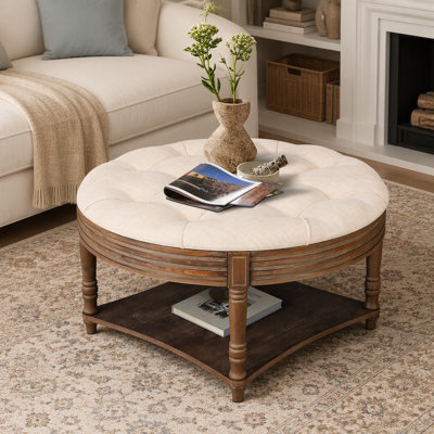 Grande table basse ronde avec repose-pieds imperméable avec rangement à 2 niveaux, conception capitonnée et tablette en bois pour un décor campagnard