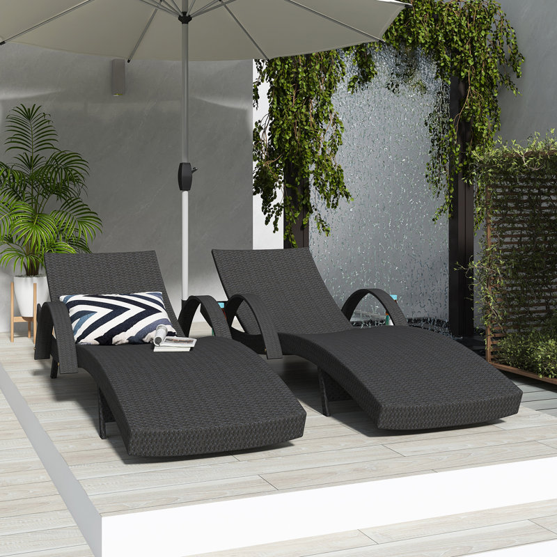 Ensemble de chaises longues d'extérieur en osier brun foncé de 80 pouces avec dossier réglable à 5 niveaux et table d'appoint escamotable en rotin