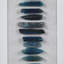 Décoration murale dimensionnelle avec cadre en agate bleue - agate de Céruléen naturelle, fond blanc doux, protection en verre, cadre noir, suspension pour art intérieur, céruléen teinté, base et anneaux 4 D