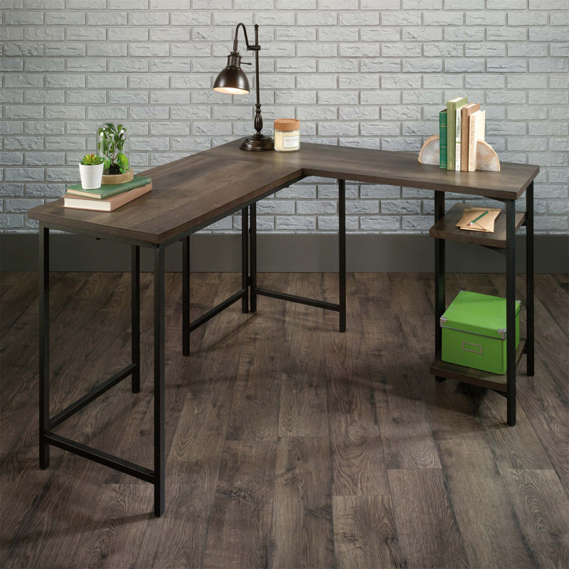 Bureau rustique en L avec tablettes réglables et compartiments cachés, parfait pour les espaces de travail organisés et élégants.