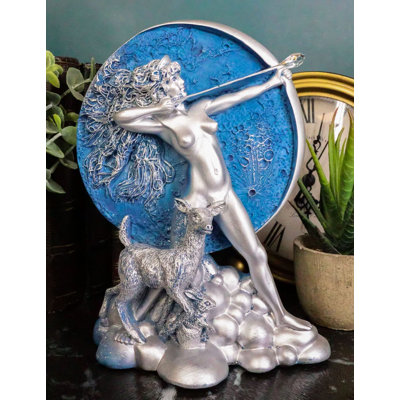 Figurine Arillia, déesse grecque de la chasse, lune, arc et flèche avec un cerf compagnon