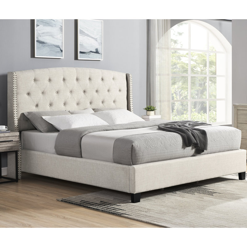 Grand lit tapissier avec capitonnage à boutons beige