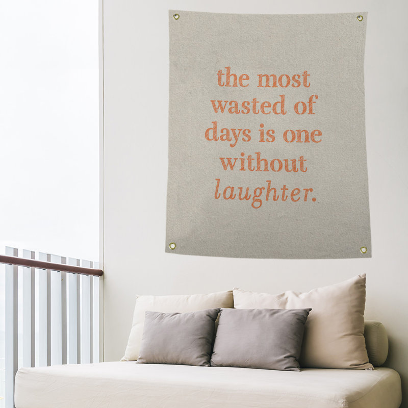 Tapisserie en polyester pour citation de rire, H 36 po x l 26 po, Blanc / Orange