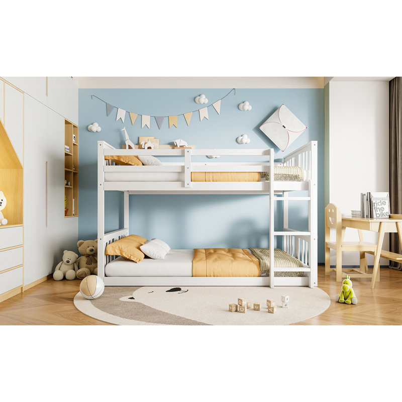 Lit simple blanc au-dessus d'un lit superposé avec lit essentiel dans une pièce élégante et pratique