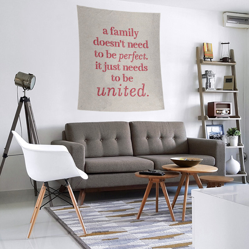 Tapisserie de polyester, citation à la famille love, H 60 po x l 51 po, Blanc / rouge