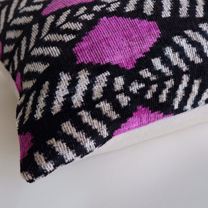 Coussin en soie Kara, 20" x 20", Ikat noir 2