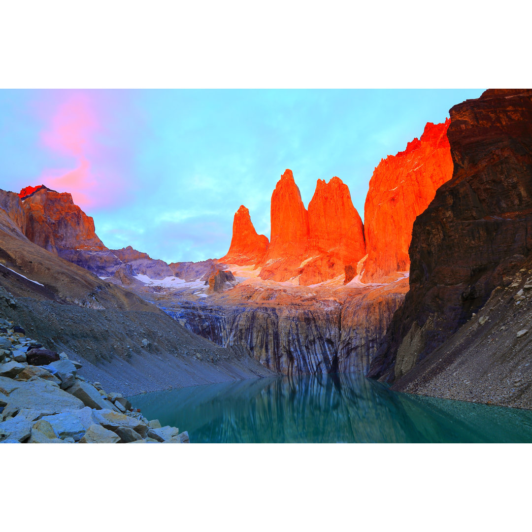 Torres del Paine & See Reflexion bei dramatischem Sonnenaufgang, Patagonien