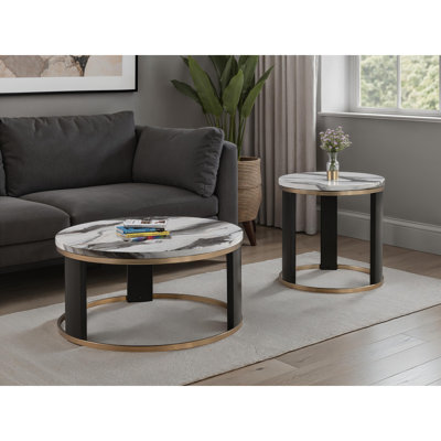 Ensemble de tables triangulaires 3 pièces de style contemporain 1 table basse 2 tables de bout en marbre avec anneau en or pieds en bois salon principal