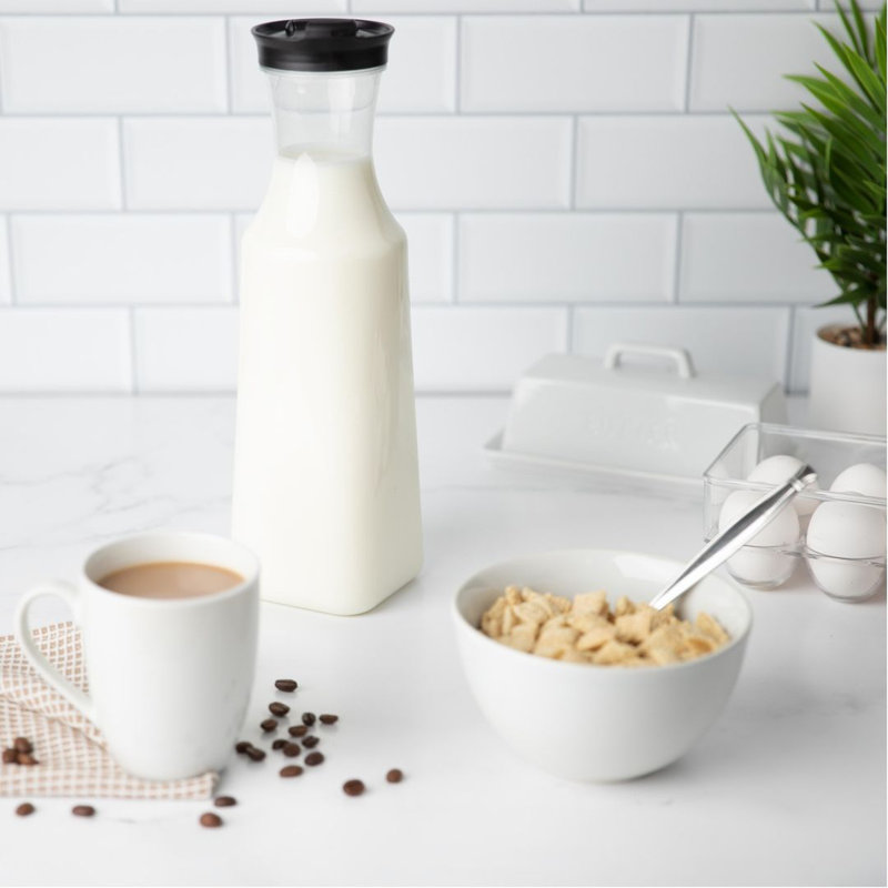 Carafe à eau en plastique avec couvercle rabattable Ebern Designs, 34 oz, Noir/transparent