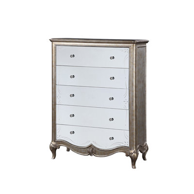 Commode luxueuse avec plusieurs tiroirs et une garniture exquise pour un rangement élégant