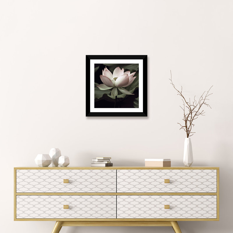 «The Lotus I» - Impression sur papier avec cadre flottant, H 16 po x l 16 po x p 1 po, Papier beaux-arts encadré noir