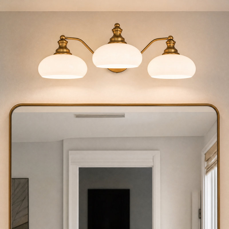 Éclairage pour salle de bain 3 lumières avec abat-jour en céramique blanc éclatant, Milk White, Brass, Trois lumières