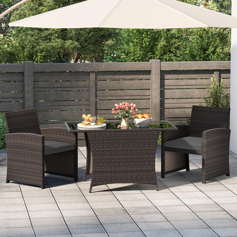 Ensemble bistro en résine tressée 3 pièces pour balcon avec table à manger en verre trempé, de couleur marron et gris.