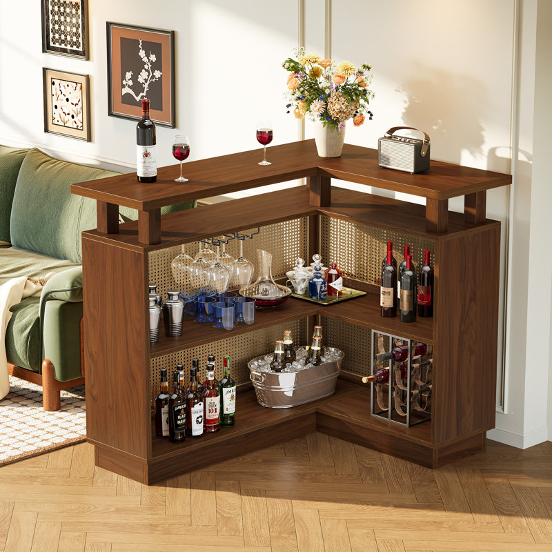 Table de bar en L en rotin avec tablette de rangement à 4 niveaux, unité de bar à la maison avec 2 supports à verres à pied et base surélevée pour la maison / cuisine / pub, brun