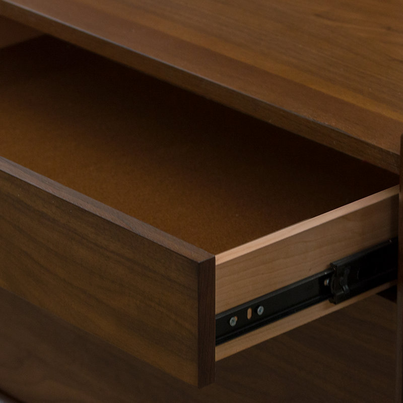Table de chevet Mid-Century en noyer Sutton avec un tiroir et une tablette ouverte