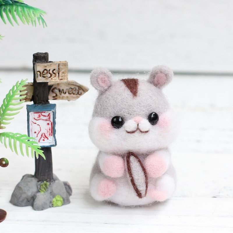Hamster Needle Felting Kit. Wizardi DIY Wool Craft Kit F07N8-W1