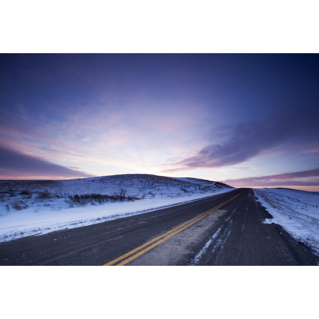 Winterzeit Highway 363, direkt außerhalb von Moose Jaw, Saskatchewan, Kanada von Mysticenergy - Leinwanddruck ohne Rahme...