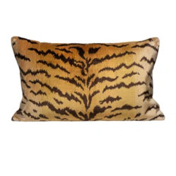 The House of Scalamandre
Ivory/Gold/Black Wild Glamour Lumbar Pillow Cover & Insert