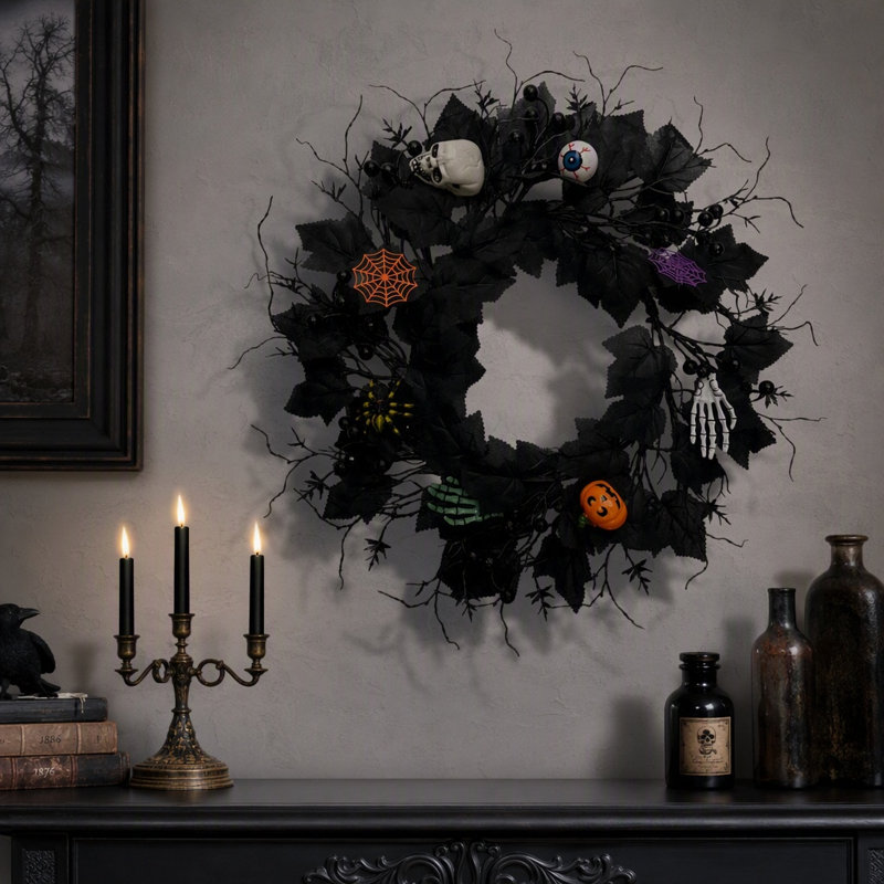 Couronne d'Halloween noire et effrayante, couronne gothique artificielle avec crâne, œil, main de squelette, citrouille et toile d'araignée, décoration de porte d'entrée, mur ou fenêtre pour une fête de maison hantée