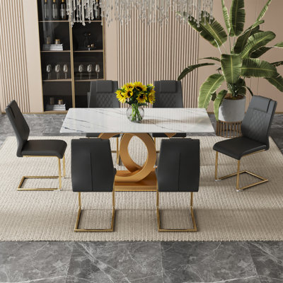 Ensemble de table et de chaises. Ensemble de salle à manger en verre trempé de luxe subtil - 63 po x 35,4 po avec 6 chaises en polyuréthane noir avec pieds en métal en forme de C doré. Pieds en métal doré arqué. Autocollant de table imitation marbre blanc.