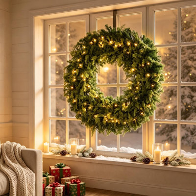 Couronne de Noël artificielle en épicéa Crestwood pré-illuminée, décoration de porte pour les fêtes avec nœud décoratif, lumières DEL avec modes d'éclairage et pointes réalistes