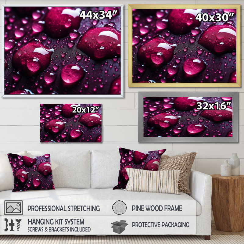Rose rouge avec gouttes de pluie sur fond noir VI sur toile, H 30 po x l 40 po x P 1,5 po, Encadrement doré